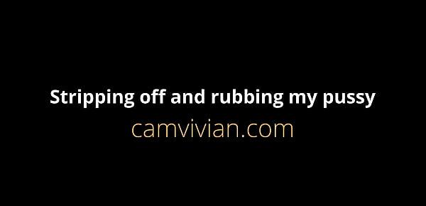 Stripping off and rubbing my pussy